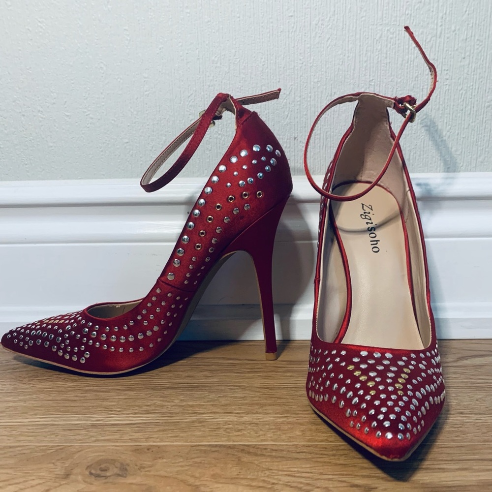 Women’s size 8 red heels